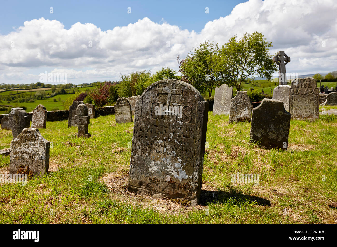ornate18th Jahrhundert Grabsteine in Tydavnet alten Friedhof Grafschaft Monaghan Irland Stockfoto