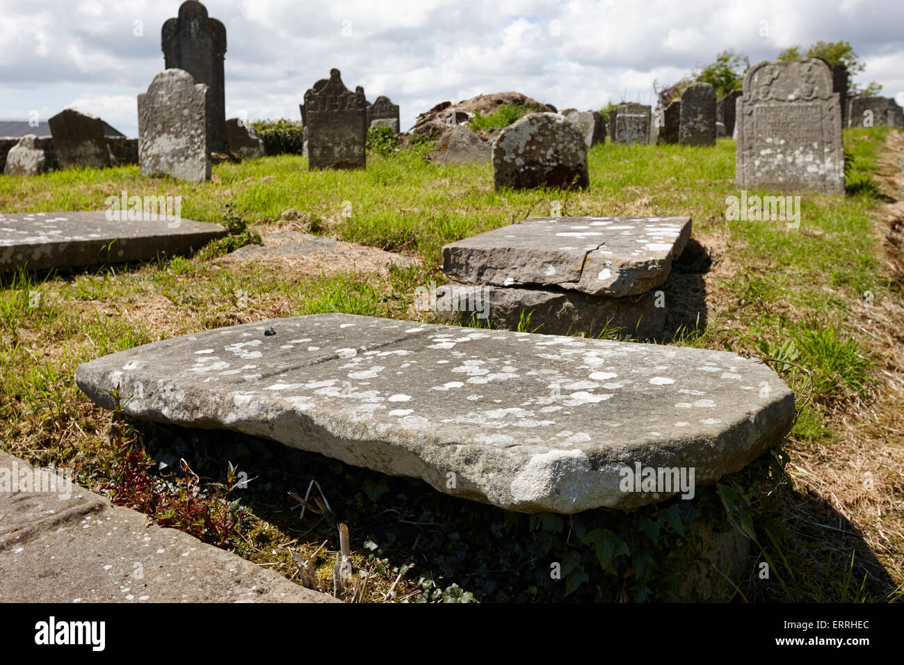 17. und 18. Jahrhundert Gräber und Grabsteine in Tydavnet alten Friedhof Grafschaft Monaghan Irland Stockfoto