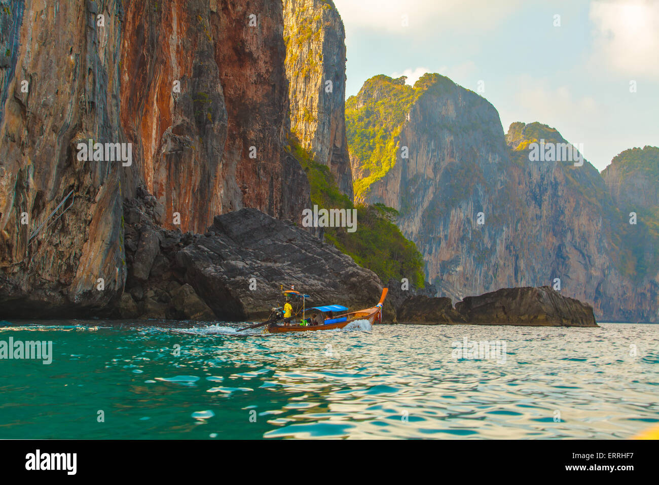 Motorboot mit Passagieren auf tropischen Thailand Meer in der Nähe von großen Felsen-Insel Stockfoto