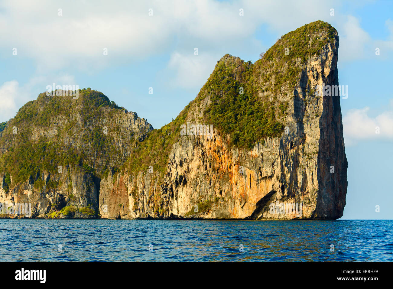 Große gelbe Felsen-Insel mit Grünpflanzen auf tropischen Thailand Meer Stockfoto