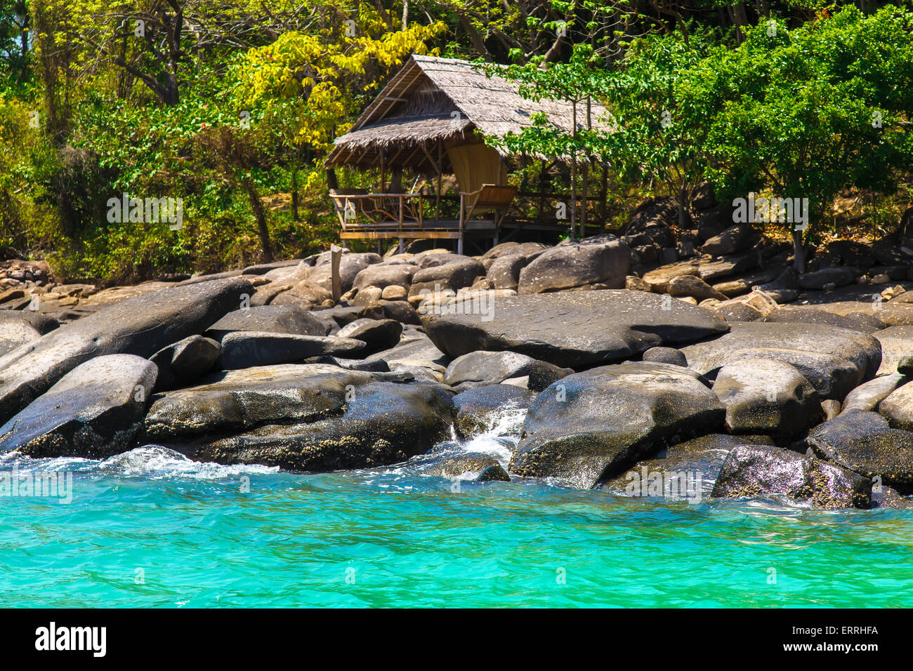 Alte Hütte am Steinstrand von tropischen Meer Thailand Stockfoto