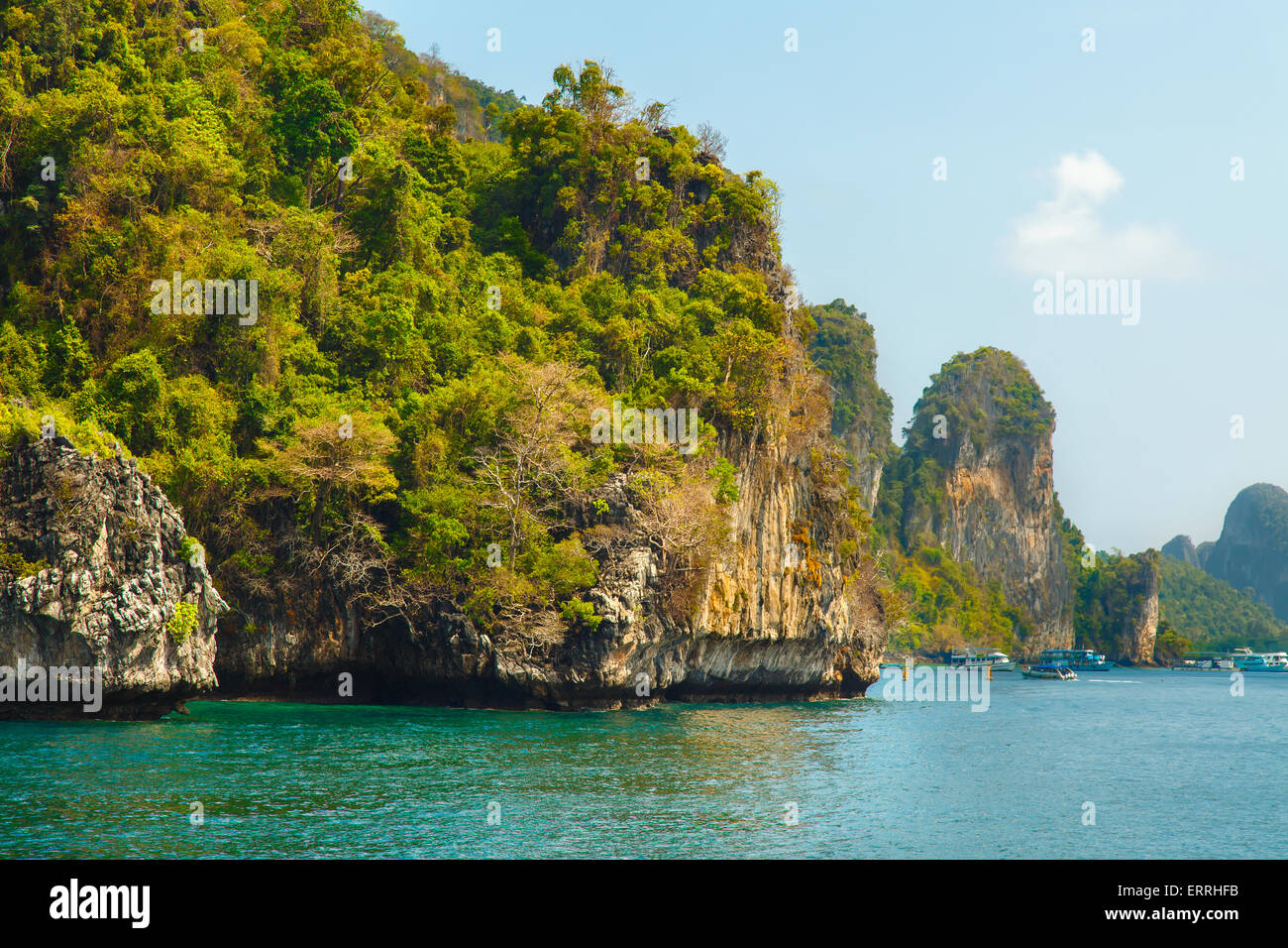 Große grüne Felseninsel im tropischen Thailand Meer Stockfoto