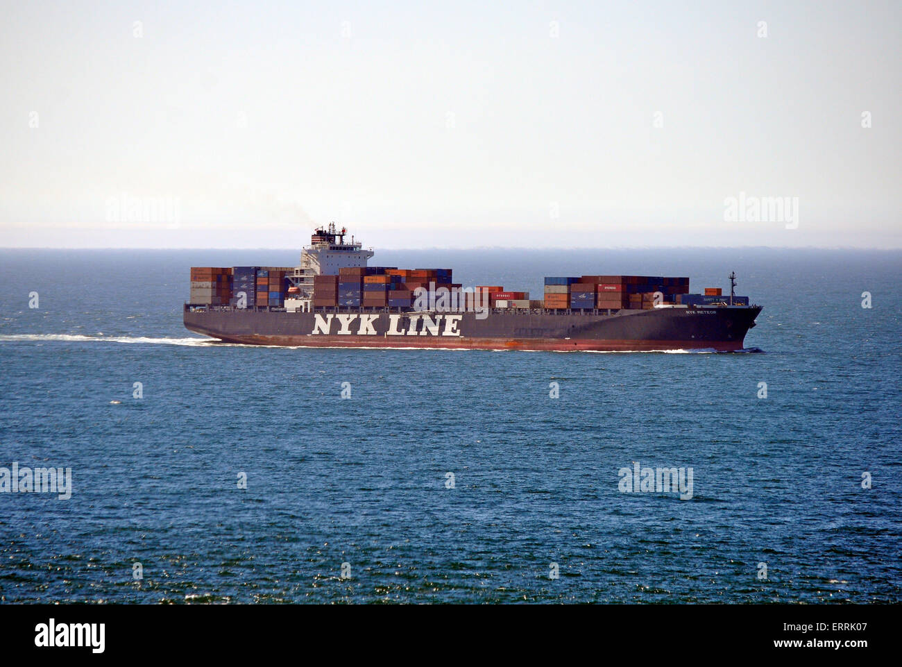 Container-Schiff segelt in Richtung San Francisco Bay Stockfoto