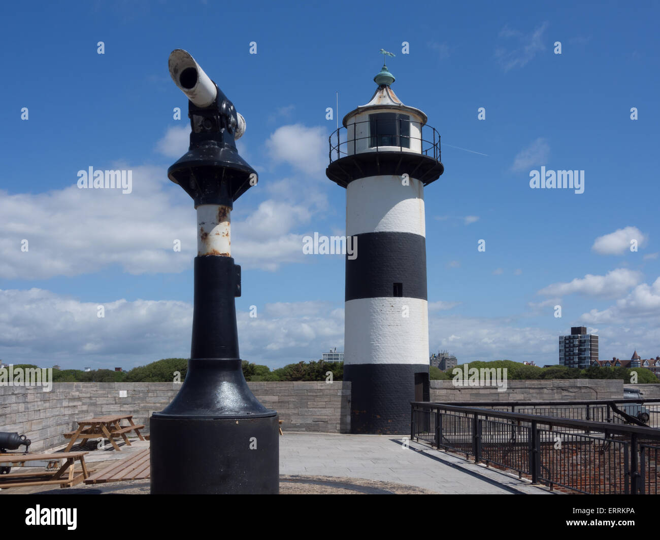 Ein schwarz-weiß-Teleskop und schwarz / weiß Leuchtturm am Southsea Castle, Portsmouth, England Stockfoto