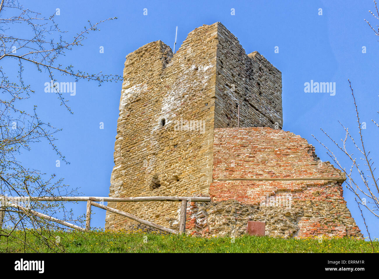 historische Gefühl kommt aus Ruinen der mittelalterlichen Festung Rocca di Monte Battaglia, auf Hügeln in der Landschaft in Italien Stockfoto