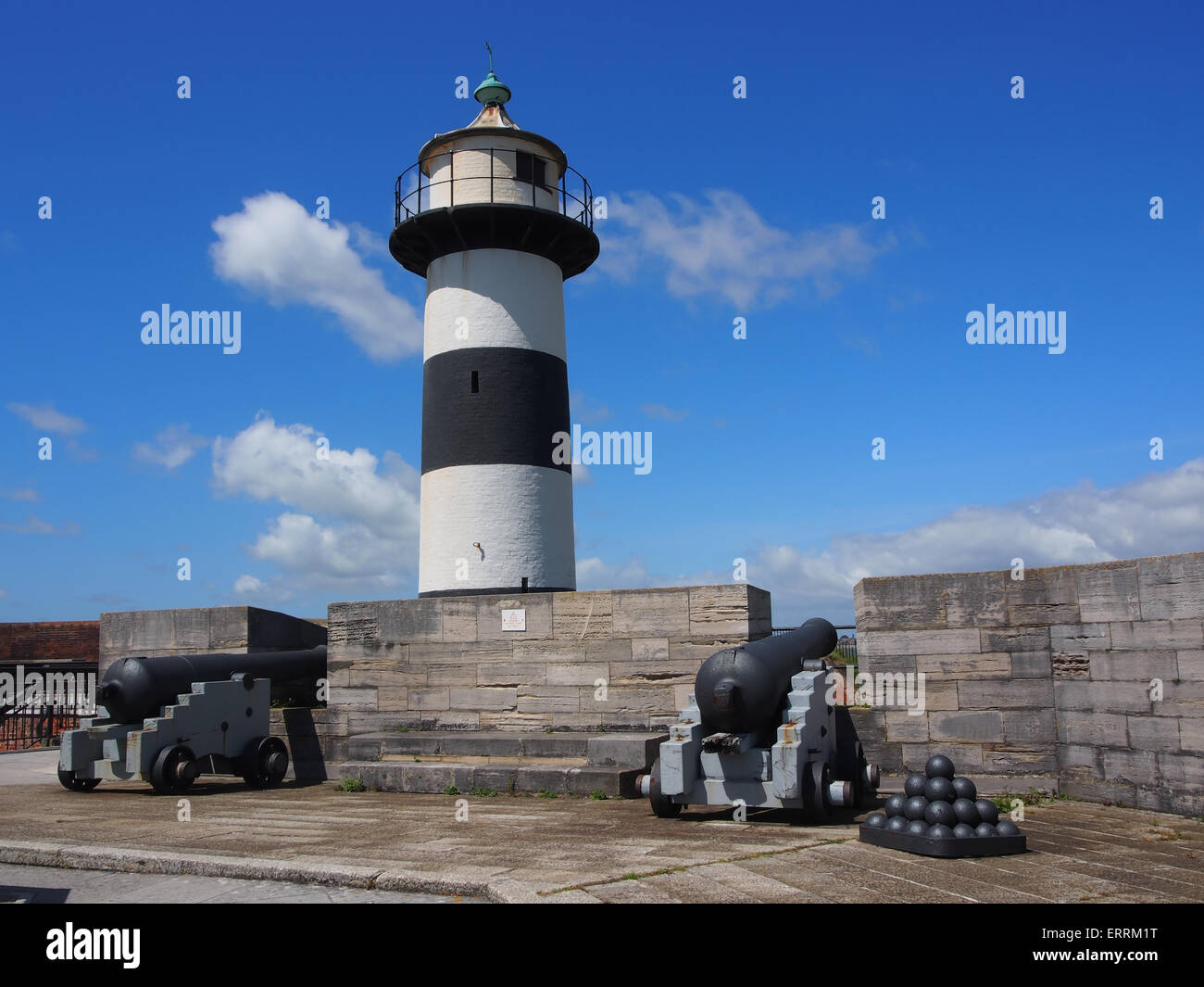 Ein Leuchtturm in Southsea Castle in Portsmouth, England, Kanonen und Kanonenkugeln Stockfoto