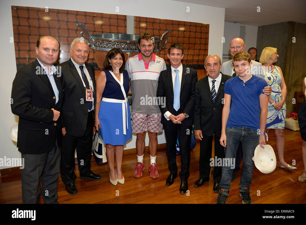 Roland Garros, Paris, Frankreich. 7. Juni 2015. Paris, Frankreich. French Open Tennis Einzel Herren Finale. Stan Wawrinka gegen Novak Djokovic. Stanislas Wawrinka mit Anne Hidalgo - Maire de Paris Manuel Valls - Premier Ministre Jean Gachassin - Präsident De La FFT © Action Plus Sport/Alamy Live News Stockfoto