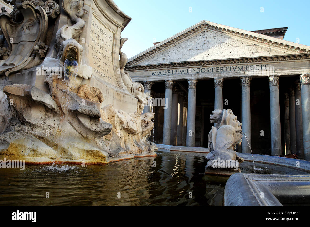 Brunnen auf der Piazza della Rotunda mit dem Pantheon in Rom im Hintergrund. Stockfoto