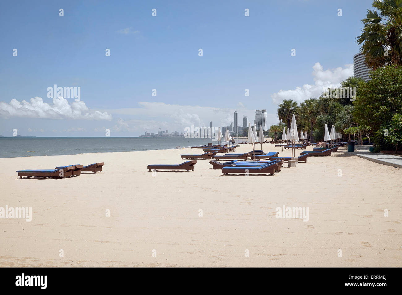 Pattaya Strand Thailand. Tropischer Strand mit weißem Sand, blauem Himmel, Liegestühlen und Sonnenliegen, Thailand S. E. Asien Stockfoto