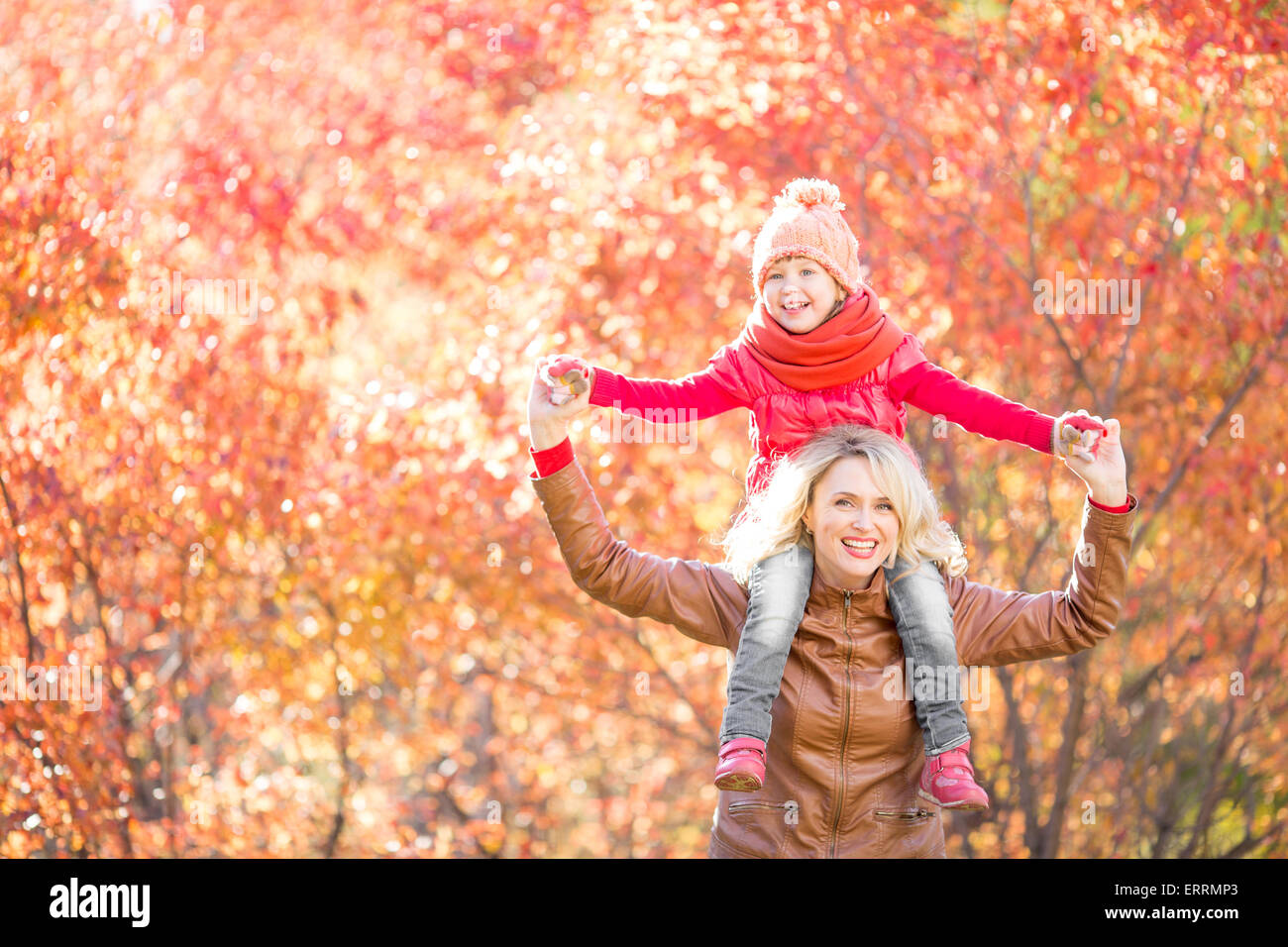 Glückliche Familie Wandern im Herbst Stockfoto