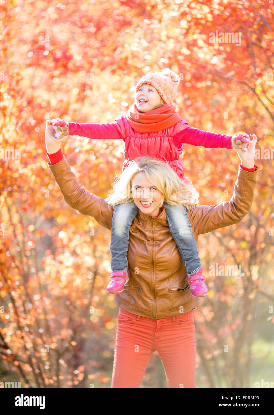 Glückliche Eltern und Kind zu Fuß im Herbst im freien Stockfoto