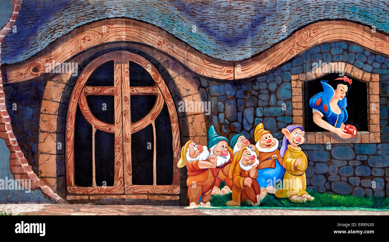 Schneewittchen und die sieben Zwerge mit einem fehlenden Zwerg. Stockfoto