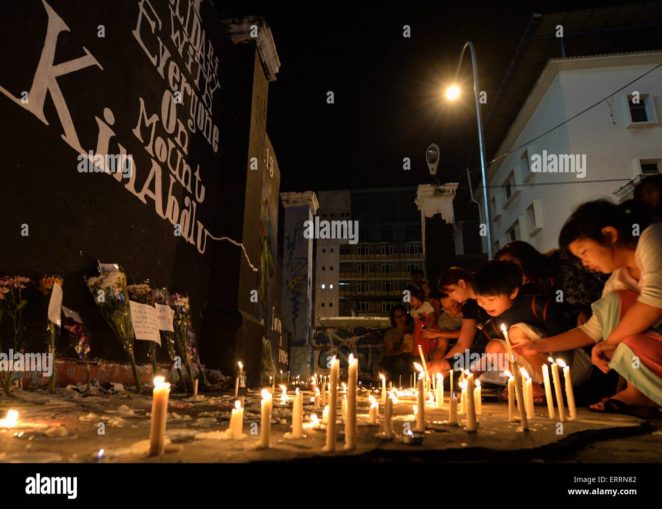 Kota Kinabalu. 8. Juni 2015. Menschen Kerzen in Gedenken an die Opfer des Erdbebens in Kota Kinabalu, Malaysia, am 7. Juni 2015. Sechzehn Einrichtungen wurden von der Suche zurückgezahlt und Rettungs-Team auf Malaysias Mount Kinabalu nach eine Erdbeben der Stärke 5,9 östlichen Bundesstaat Sabah am Freitag getroffen. © Xinhua/Alamy Live-Nachrichten Stockfoto