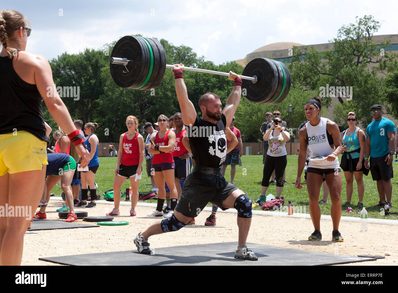 Mann, die Durchführung von Gewichtheben bei einem Outdoor-Fitness-Programm - USA Stockfoto