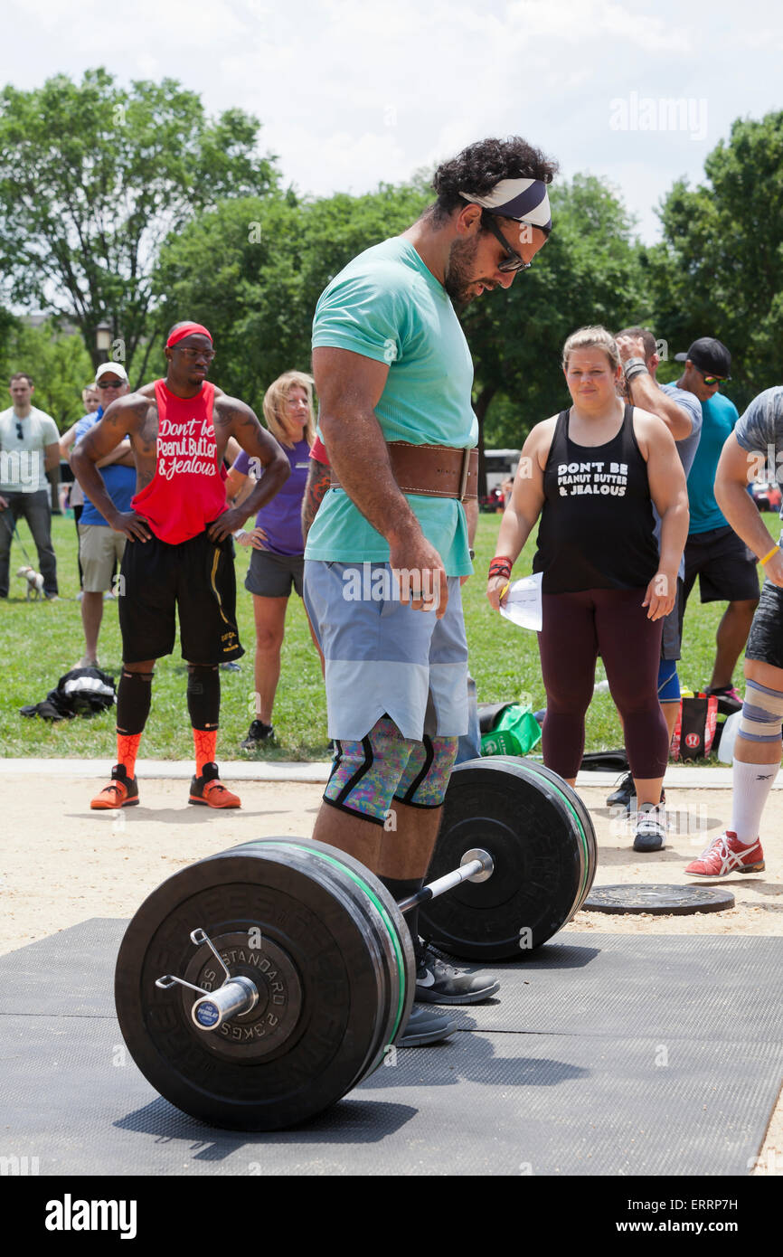 Mann, die Durchführung von Gewichtheben bei einem Outdoor-Fitness-Programm - USA Stockfoto