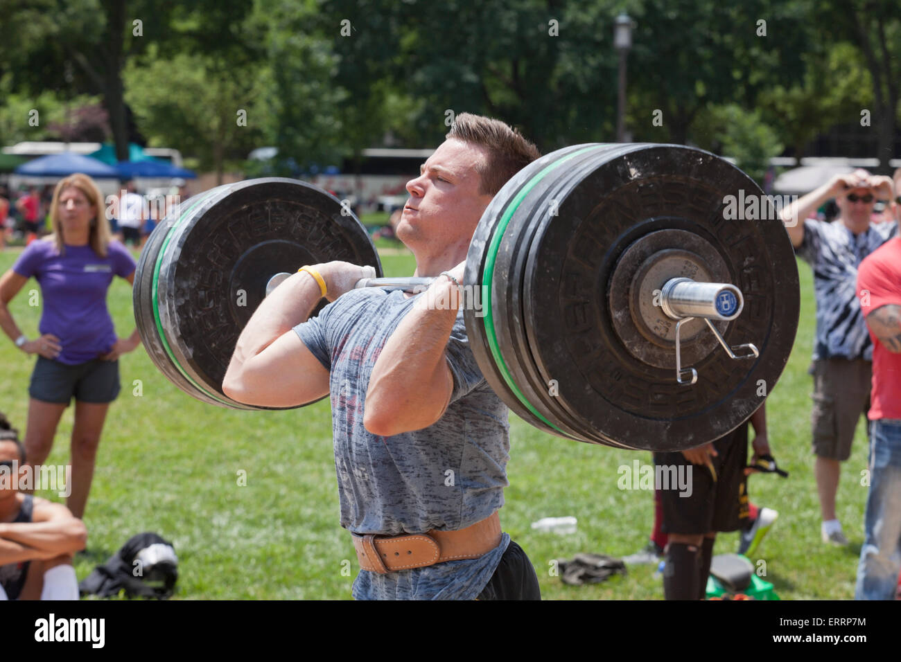 Mann, die Durchführung von Gewichtheben bei einem Outdoor-Fitness-Programm - USA Stockfoto