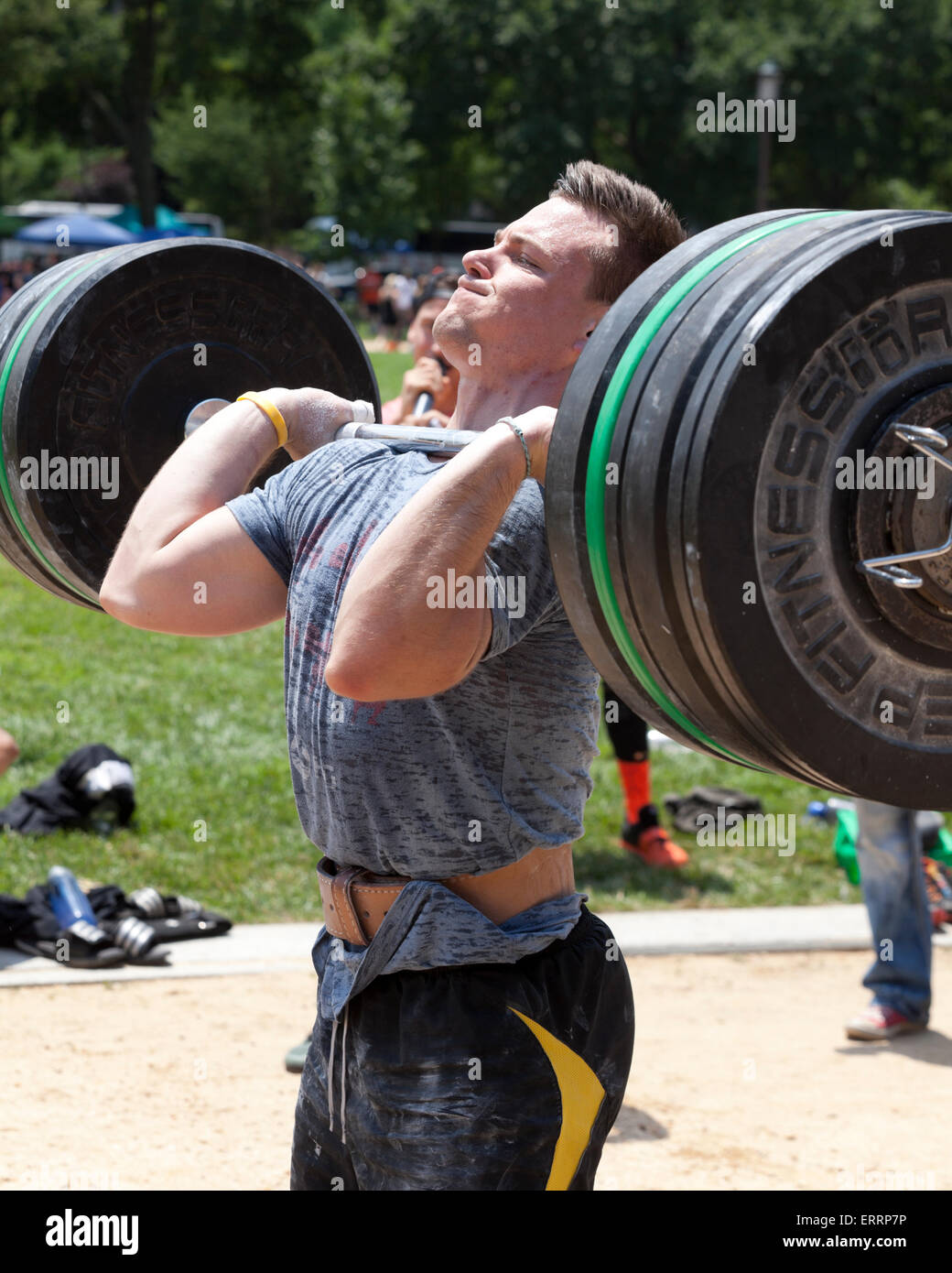 Mann, die Durchführung von Gewichtheben bei einem Outdoor-Fitness-Programm - USA Stockfoto