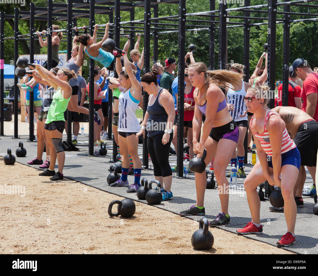 CrossFit Auszubildenden durchführen Kettlebell Lifte - USA Stockfoto