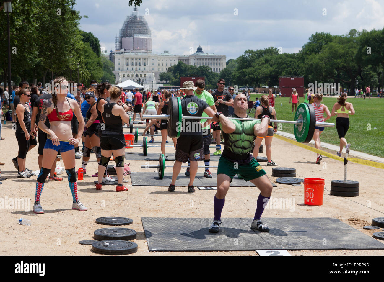 Mann, die Durchführung von Gewichtheben bei einem Outdoor-Fitness-Programm - Washington, DC USA Stockfoto