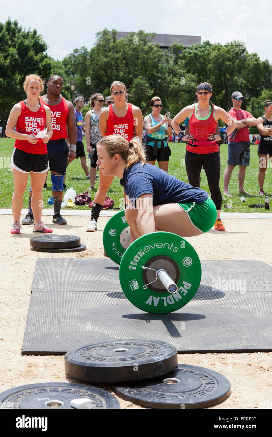 Frau, die Durchführung von Gewichtheben bei einem Outdoor-Fitness-Programm - USA Stockfoto