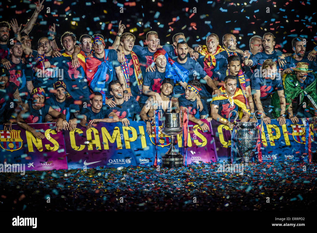 Barcelona, Katalonien, Spanien. 7. Juni 2015. Die Spieler des FC Barcelona für ein Gruppenfoto mit den drei Trophäen zu sammeln, nach dem Gewinn der 2. "Triple" in der Geschichte des Vereins während einer Siegerehrung im Stadion Camp Nou Credit: Matthias Oesterle/ZUMA Wire/ZUMAPRESS.com/Alamy Live News Stockfoto