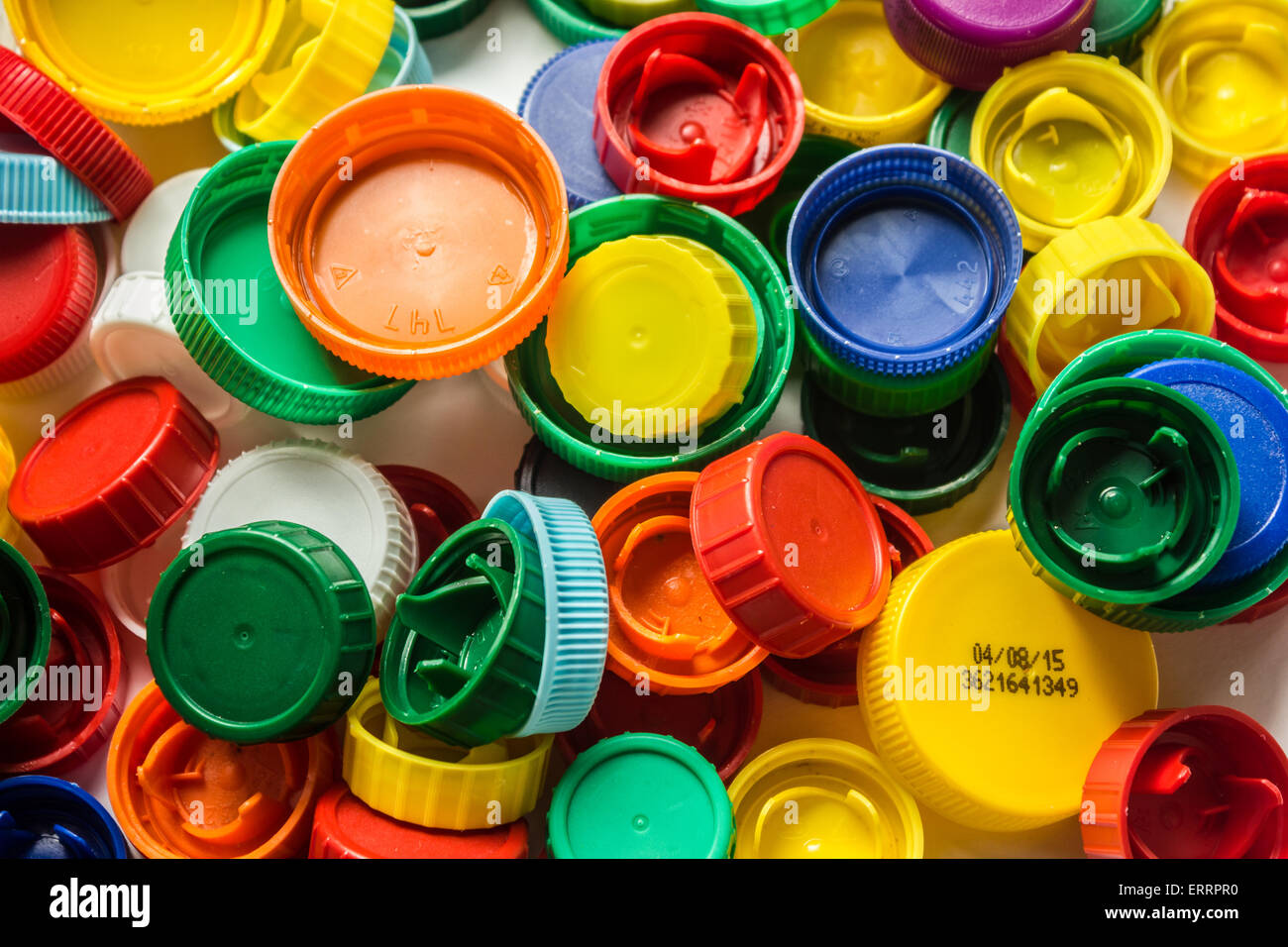 Bunte Kunststoff-Kappen in weißem Hintergrund. Stockfoto