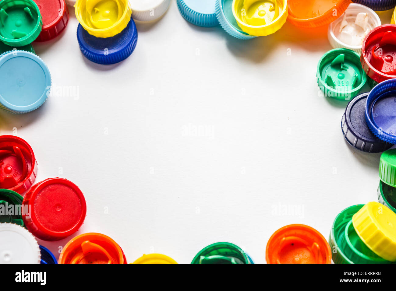 Bunte Kunststoff-Kappen in weißem Hintergrund. Stockfoto