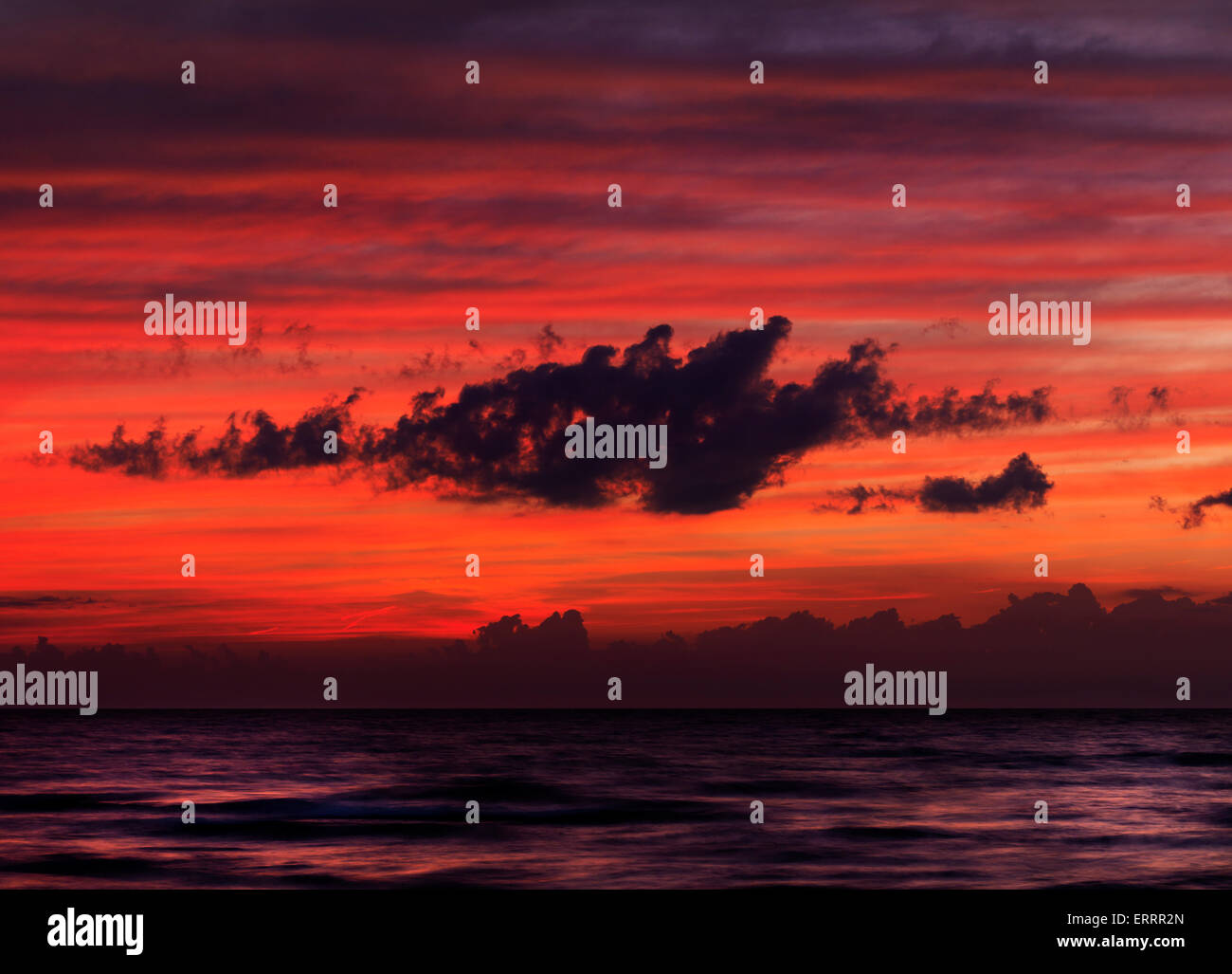 Dramatische Wolken Hintergrundbeleuchtung von schönen roten Sonnenuntergang Himmel über Lake Huron. Ontario, Kanada. Fichtenwald Provincial Park. Stockfoto