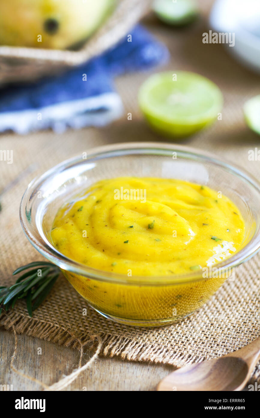 Mango mit Kraut-Salat-Dressing mit frischen Zutaten Stockfoto
