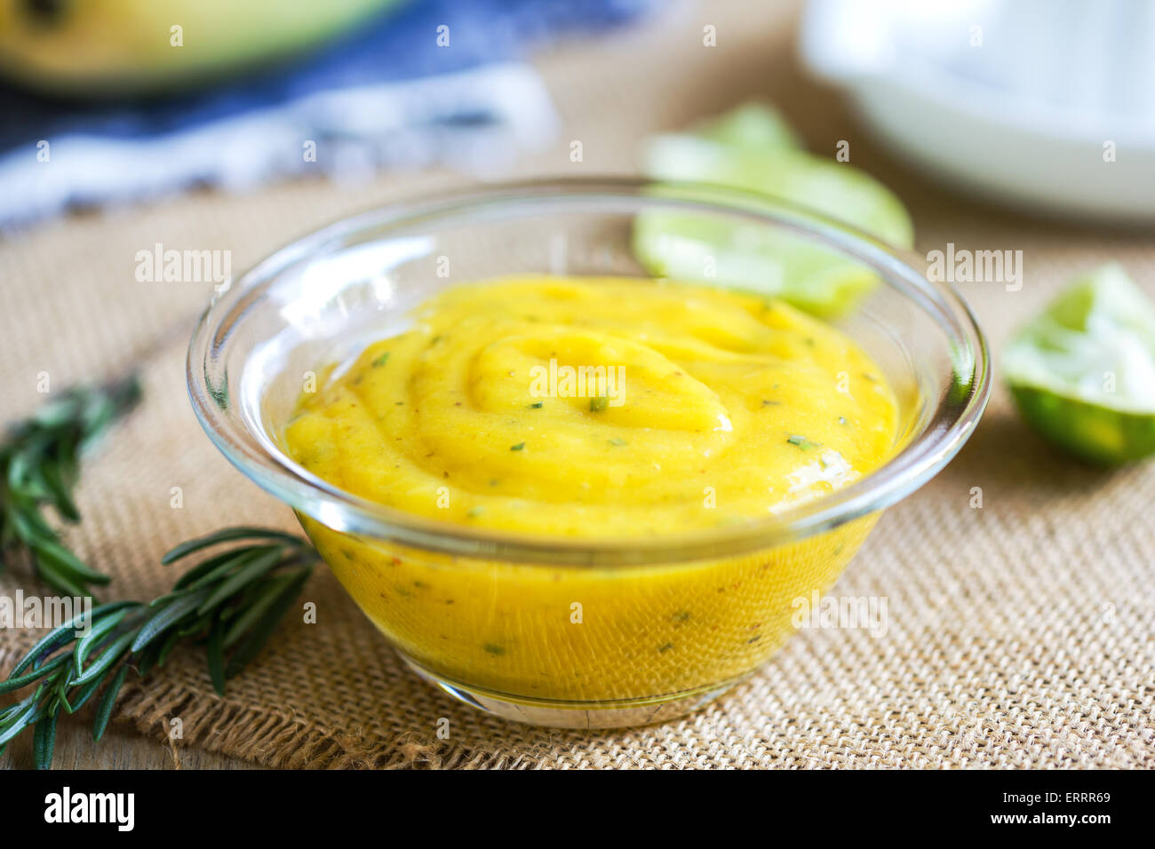 Mango mit Kraut-Salat-Dressing mit frischen Zutaten Stockfoto