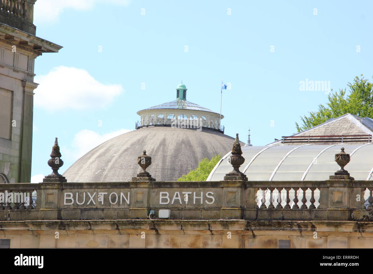 Menschen weitergeben von den Thermen und Cavendish Arcade-The Crescent in Buxton, Derbyshire an einem warmen, sonnigen Tag, England UK Stockfoto