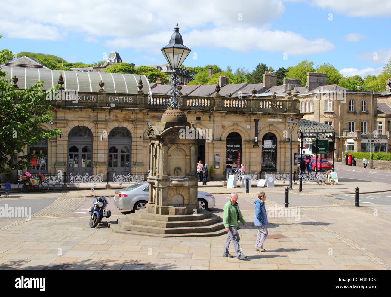 Menschen weitergeben von den Thermen und Cavendish Arcade-The Crescent in Buxton, Derbyshire an einem warmen, sonnigen Tag, England UK Stockfoto
