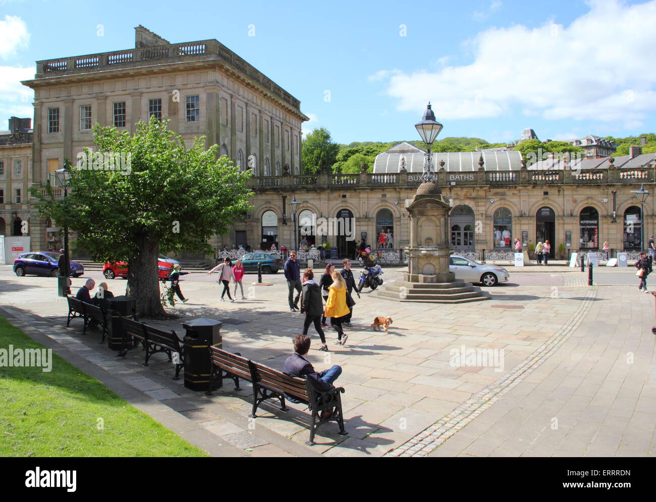 Menschen weitergeben von den Thermen und Cavendish Arcade-The Crescent in Buxton, Derbyshire an einem warmen, sonnigen Tag, England UK Stockfoto