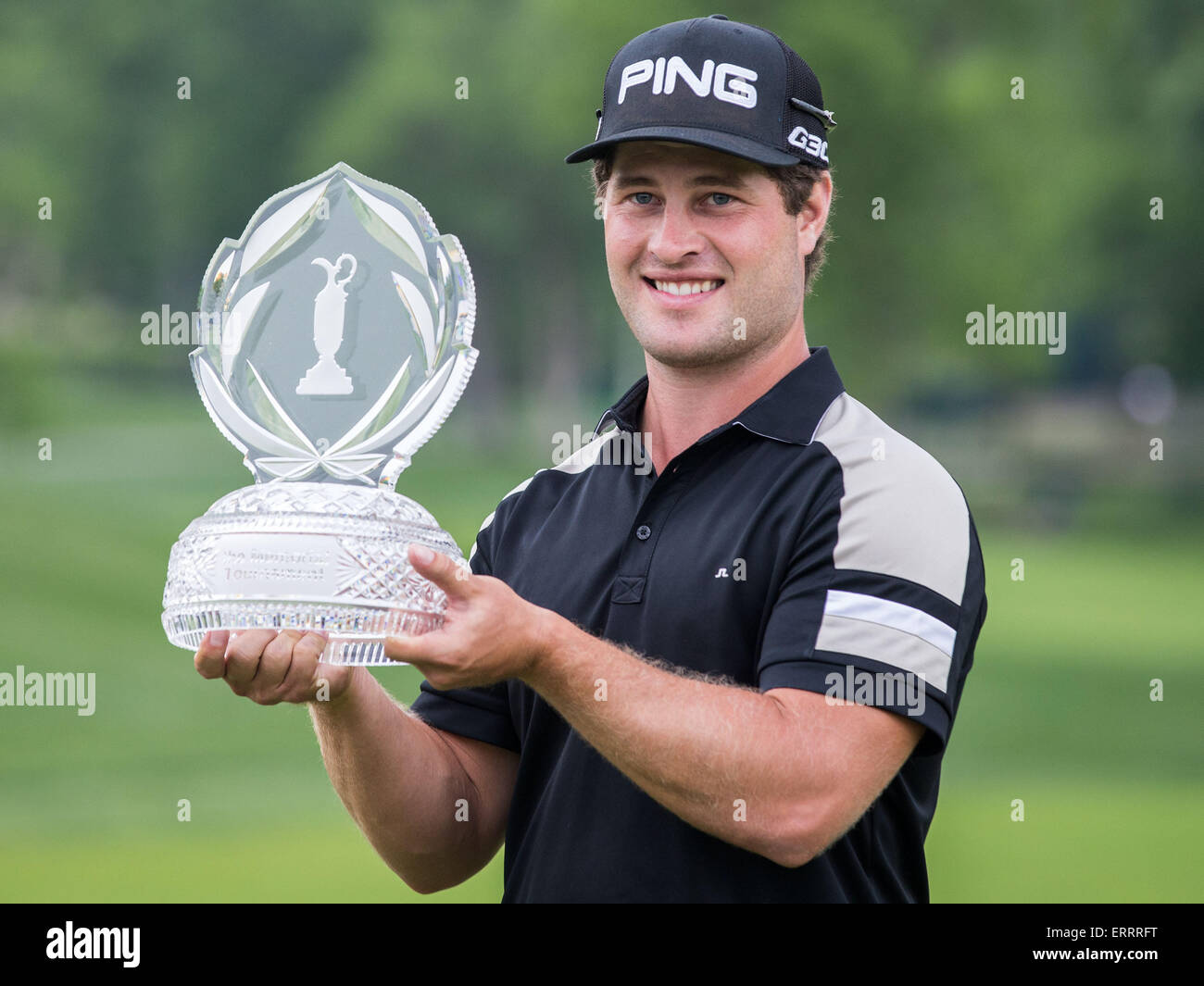 Columbus, USA. 7. Juni 2015. David Lingmerth posiert mit Trophäe nach dem Gewinn der Memorial Tournament im Muirfield Village Golf Club in Columbus, Ohio, USA, am 7. Juni 2015. David Lingmerth von Schweden gewinnt Justin Rose in drei Playoffs. Bildnachweis: Ting Shen/Xinhua/Alamy Live-Nachrichten Stockfoto