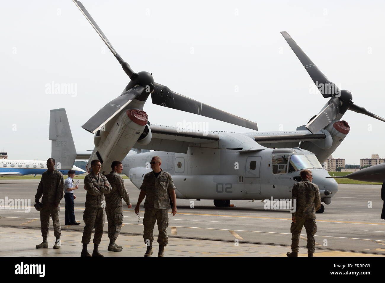 MV-22 Osprey ist während der USFJ und 5. AF der Änderung der Befehl Zeremonie auf der Yokota Air Base Tokyo Japan am 5. Juni 2015 vor einem Hangar angezeigt. © Motoo Naka/AFLO/Alamy Live-Nachrichten Stockfoto