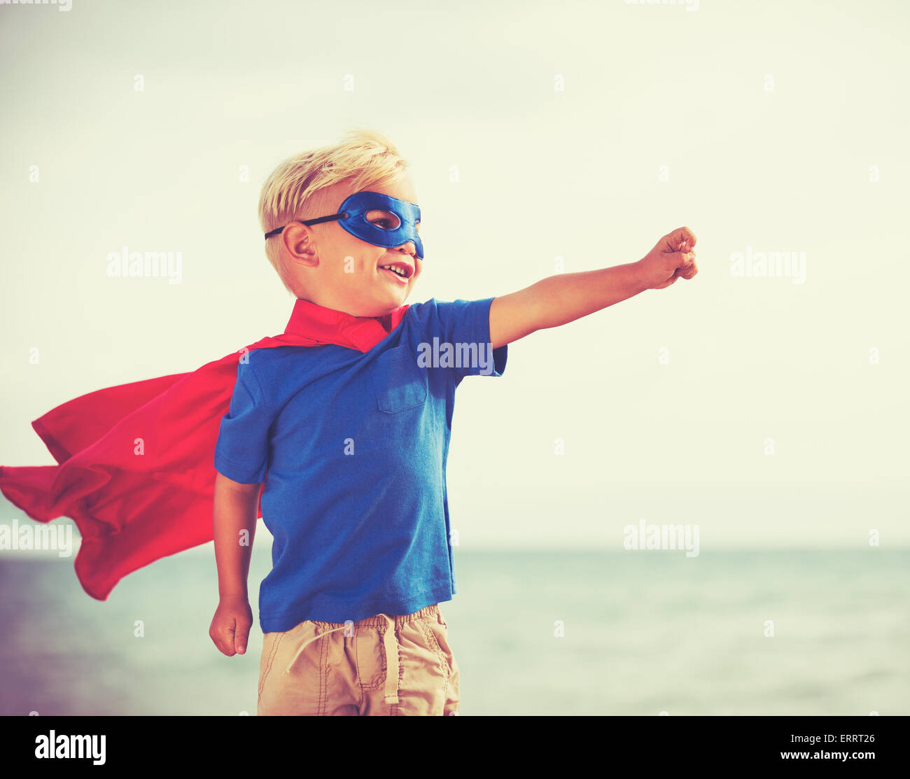 Superheld Kid, glückliche junge spielen Stockfoto