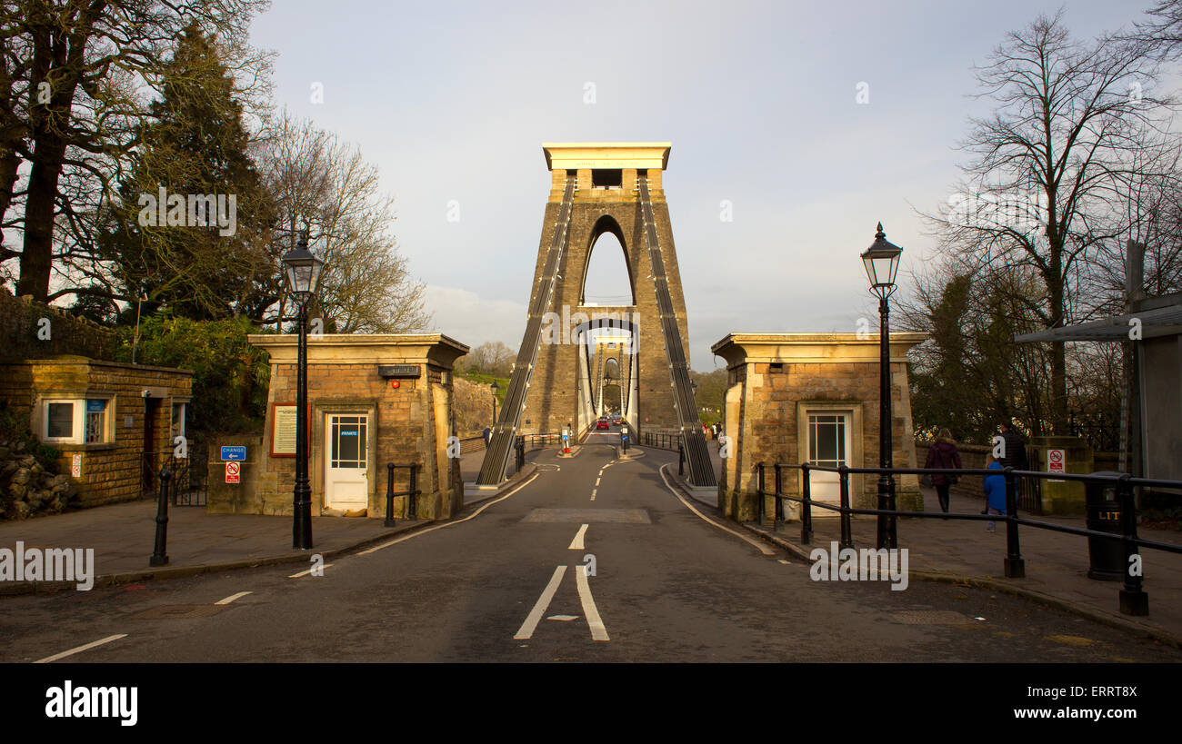Suche entlang der Straße, die führt über die Clifton Suspension Bridge, Bristol, England, UK. Entworfen von Isambard Kingdom Brunel Stockfoto