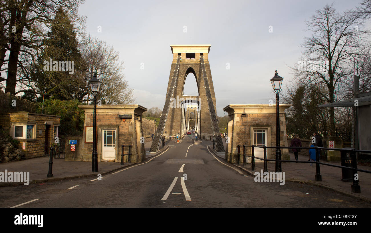 Suche entlang der Straße, die führt über die Clifton Suspension Bridge, Bristol, England, UK. Entworfen von Isambard Kingdom Brunel Stockfoto