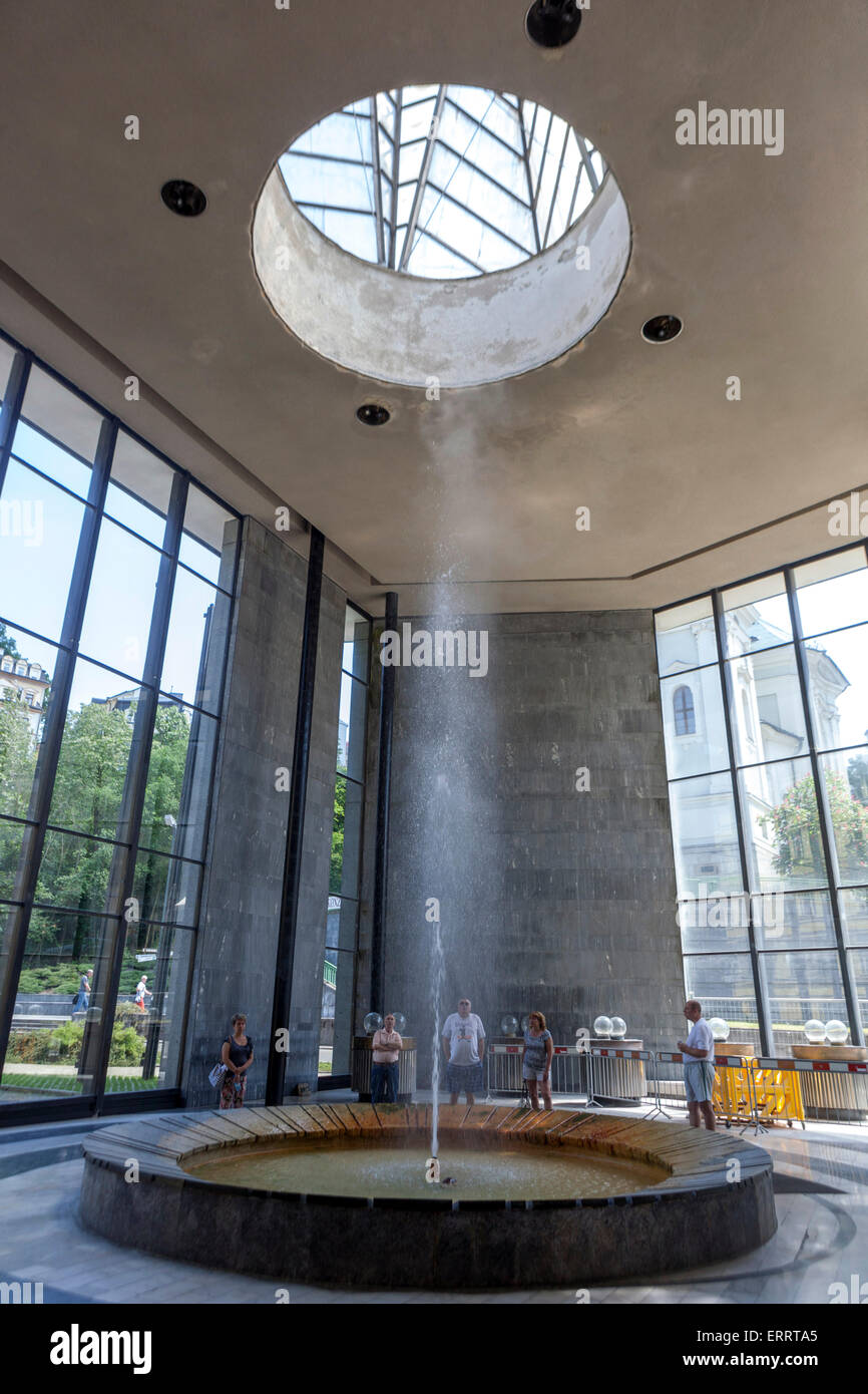 Karlsbad Thermalquelle Nr. 1 Vridlo, Mineralwassergeysir, Brunnen der Tschechischen Republik Stockfoto