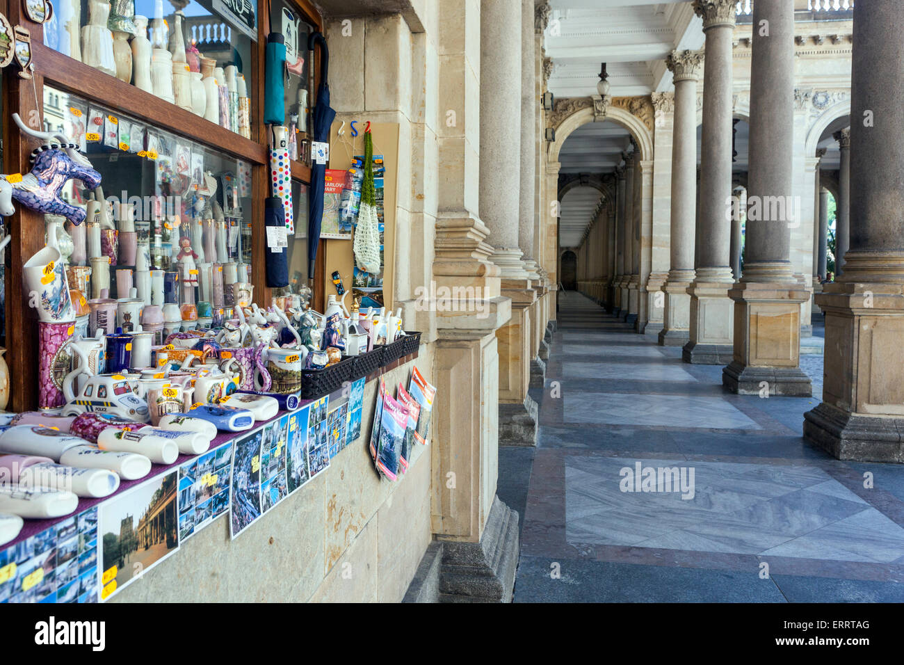 Karlsbad, Kurstadt, Tschechische Republik, Souvenirstand an der Mühlenkolonnade Stockfoto