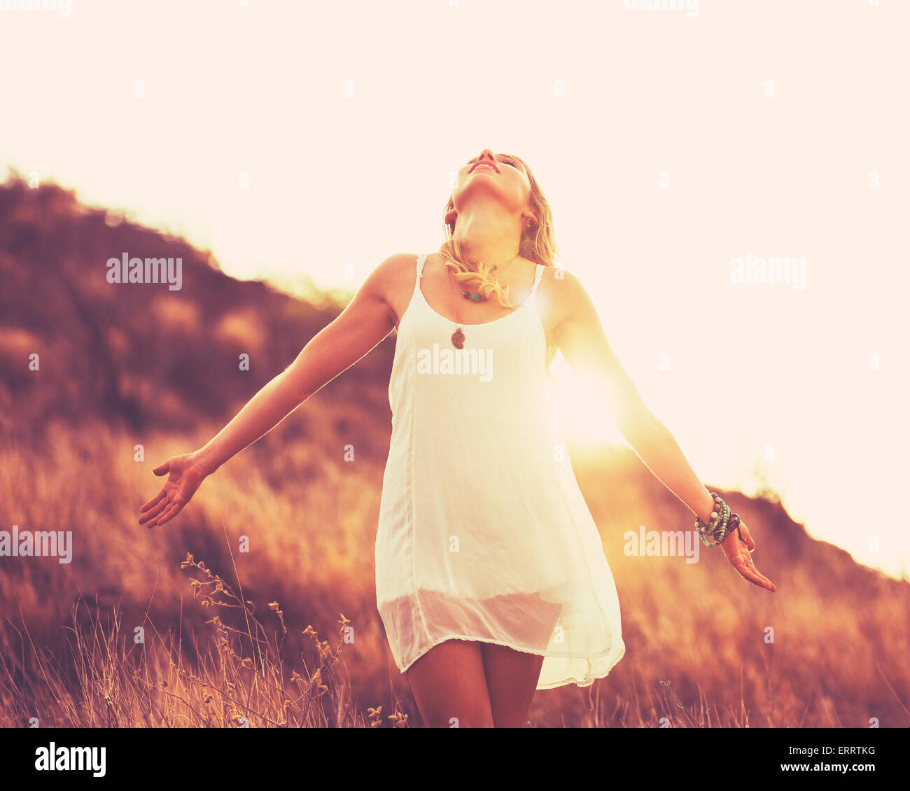 Fashion Portrait of junge Hipster Woman bei Sonnenuntergang, Retro-Stil-Farbtöne Stockfoto