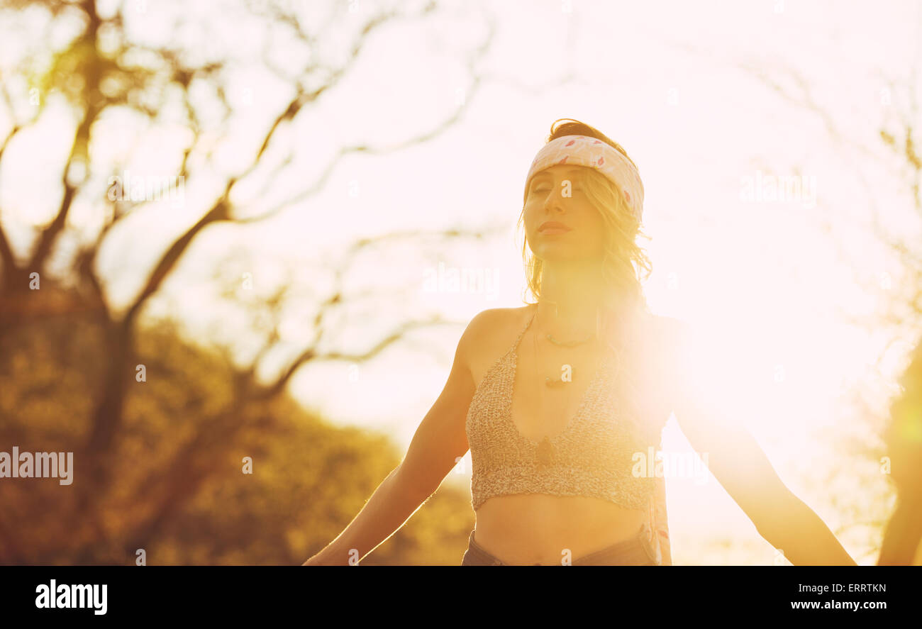 Fashion Lifestyle, Portrait der schönen jungen Frau Hintergrundbeleuchtung bei Sonnenuntergang im Freien. Weiche warme sonnige Farben. Stockfoto