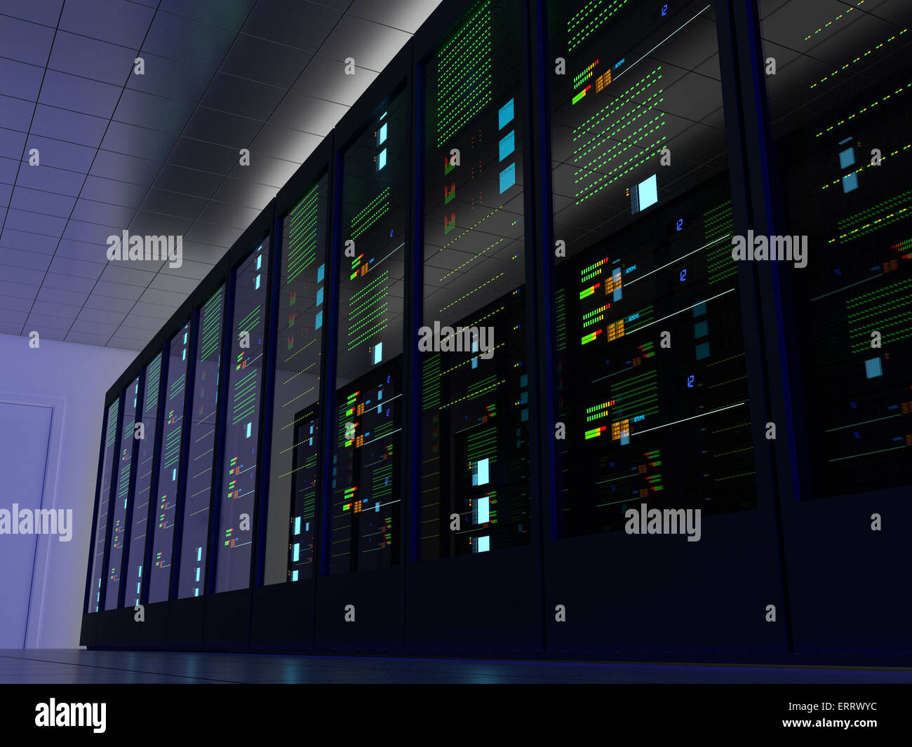 Serverraum (Colocation) oder Colo mit mehreren Schränken, Server, Switches und Gateways. Einer Seite. Stockfoto