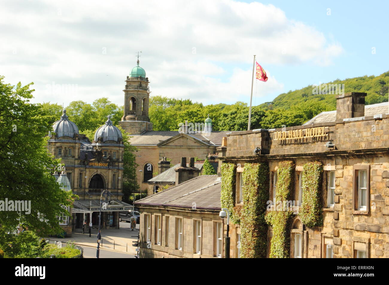 Außenseite des Buxton Opera House und das Old Hall Hotel The Square, Buxton, Derbyshire, England UK - Sommer 2015 Stockfoto