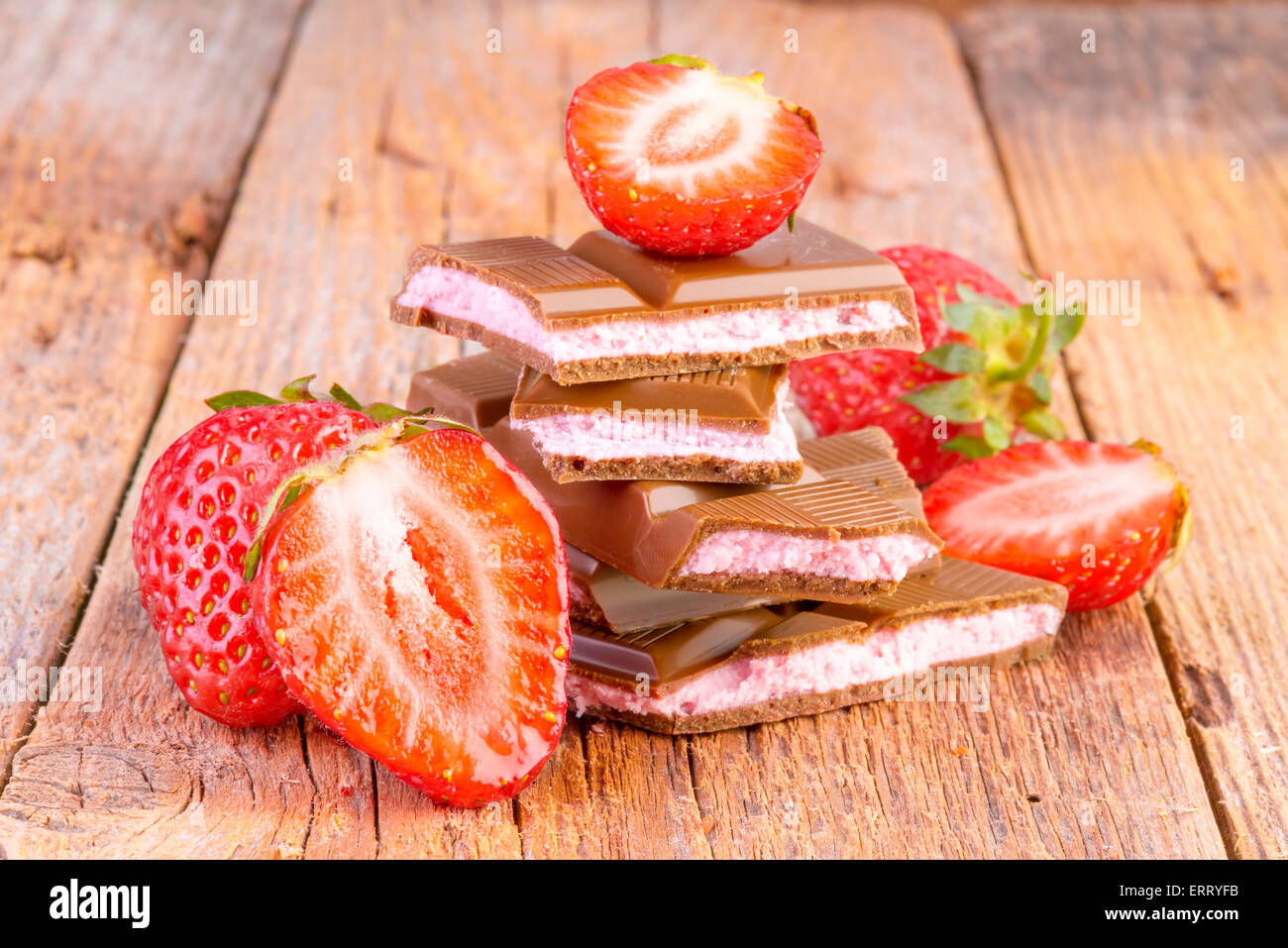 Schokolade mit Erdbeer-Sahne auf hölzernen Hintergrund Stockfoto