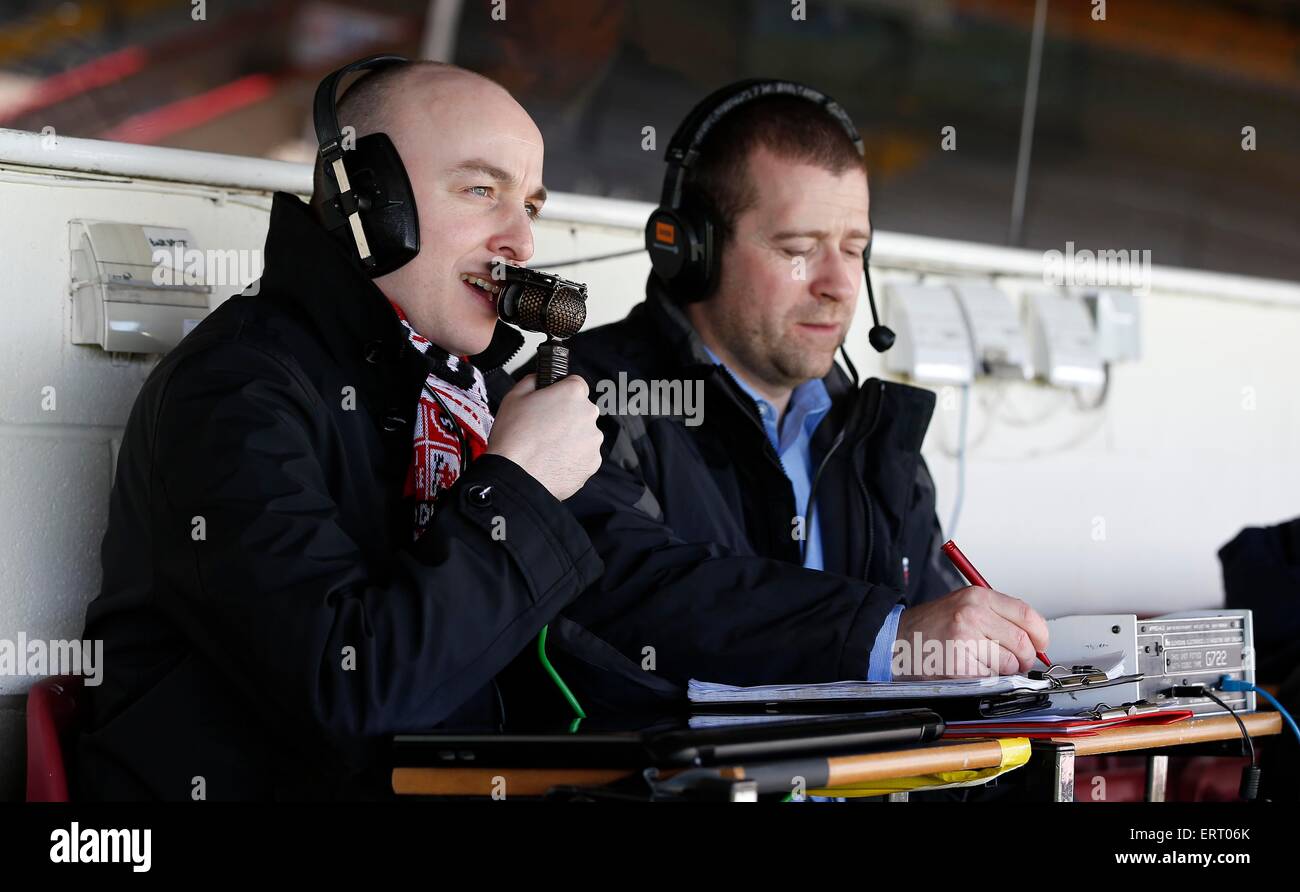 Ein Radio-Moderator Rundfunk live aus einer Sportveranstaltung. Stockfoto