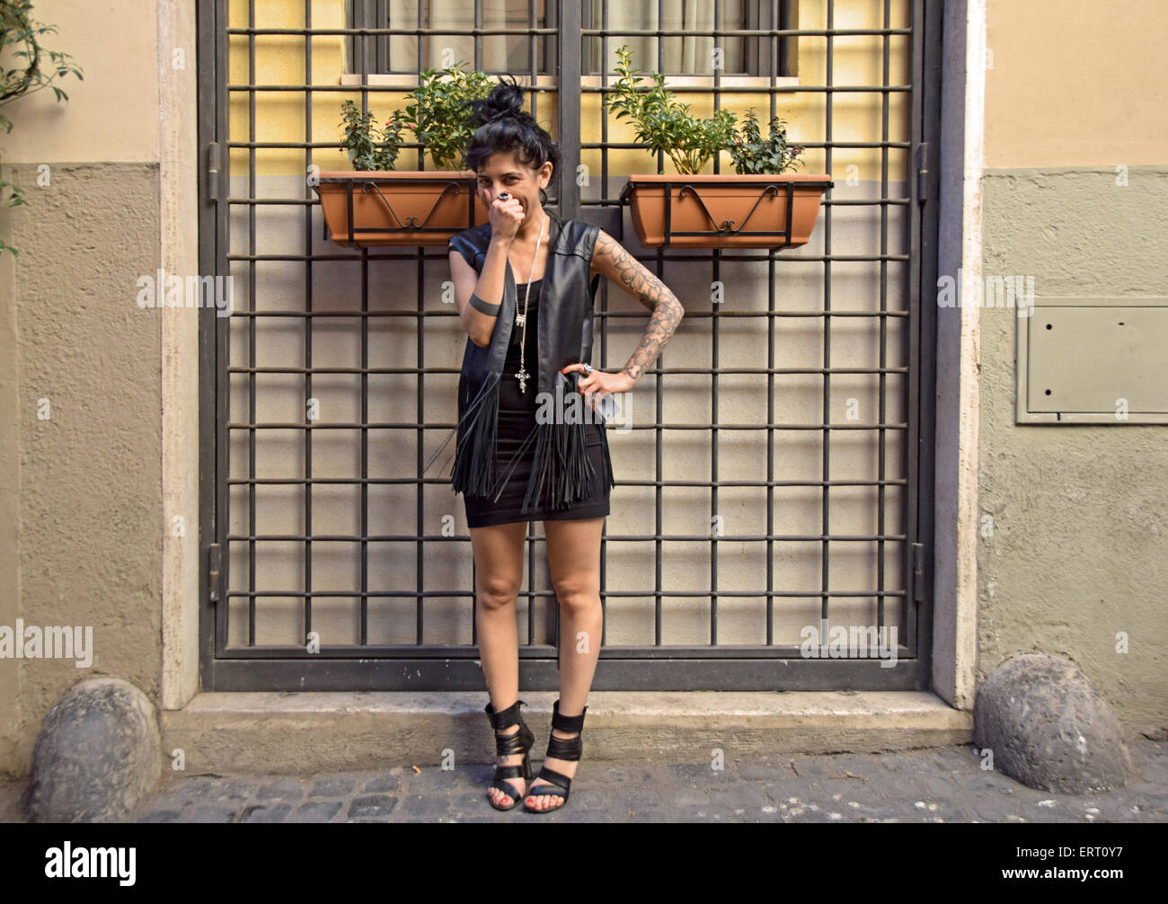 Posierte Porträt einer italienischen Kosmetikerin mit Tattoos in Rom, Italien Stockfoto