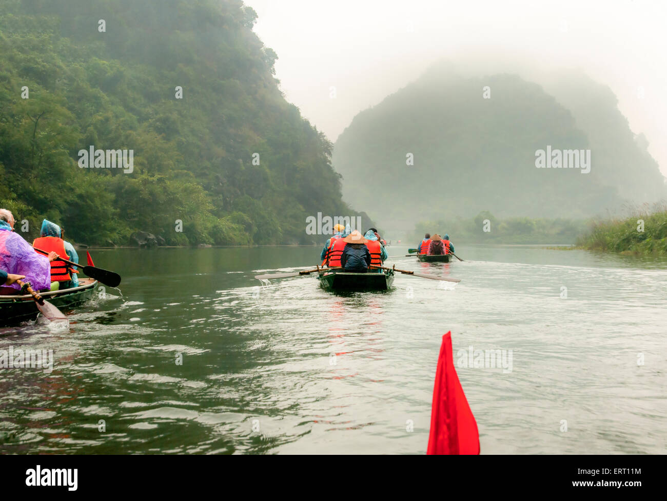 Reisen durch Tam Coc Höhlen am Fluss Ngo Gong in Ninh Binh, Vietnam Stockfoto