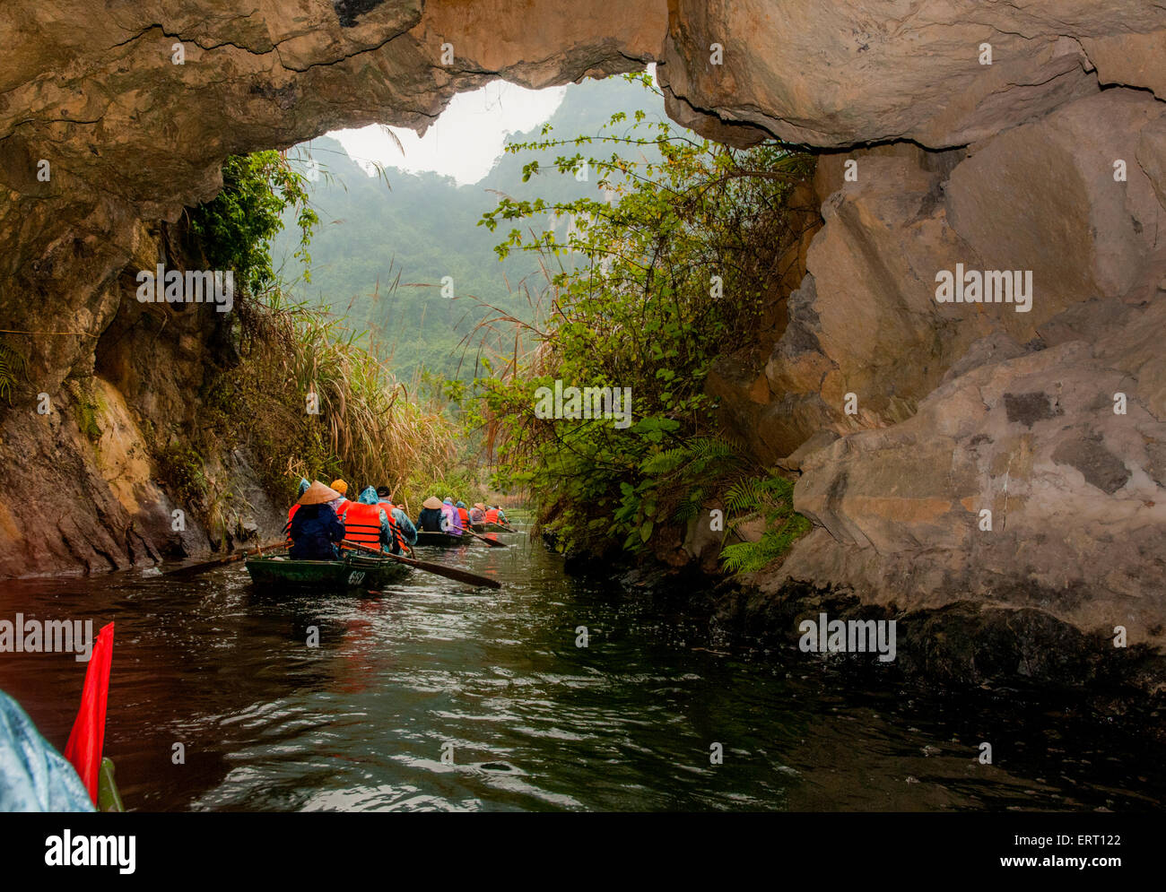 Reisen durch Tam Coc Höhlen am Fluss Ngo Gong in Ninh Binh, Vietnam Stockfoto