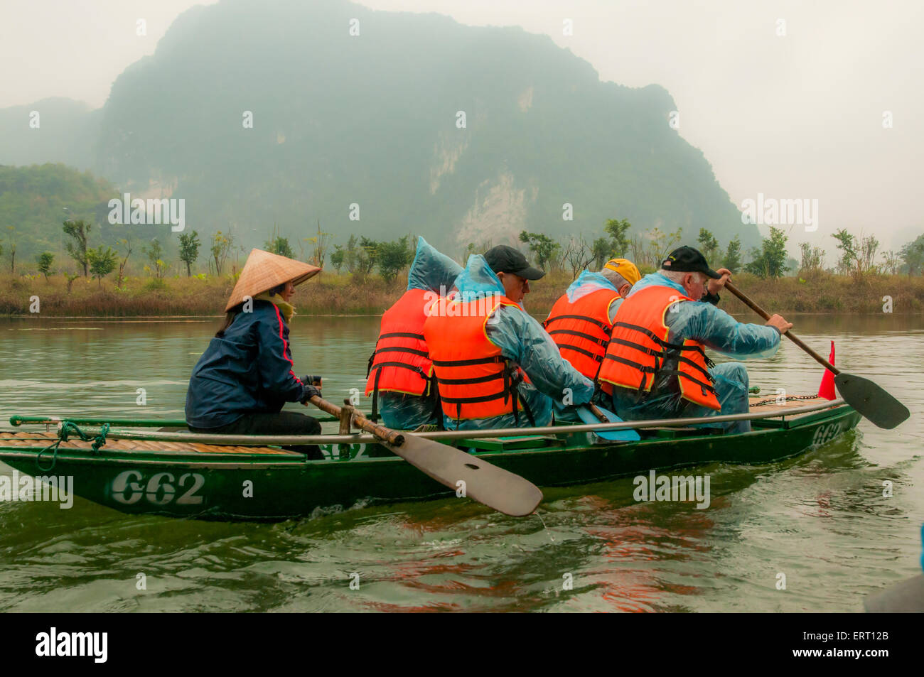Reisen durch Tam Coc Höhlen am Fluss Ngo Gong in Ninh Binh, Vietnam Stockfoto